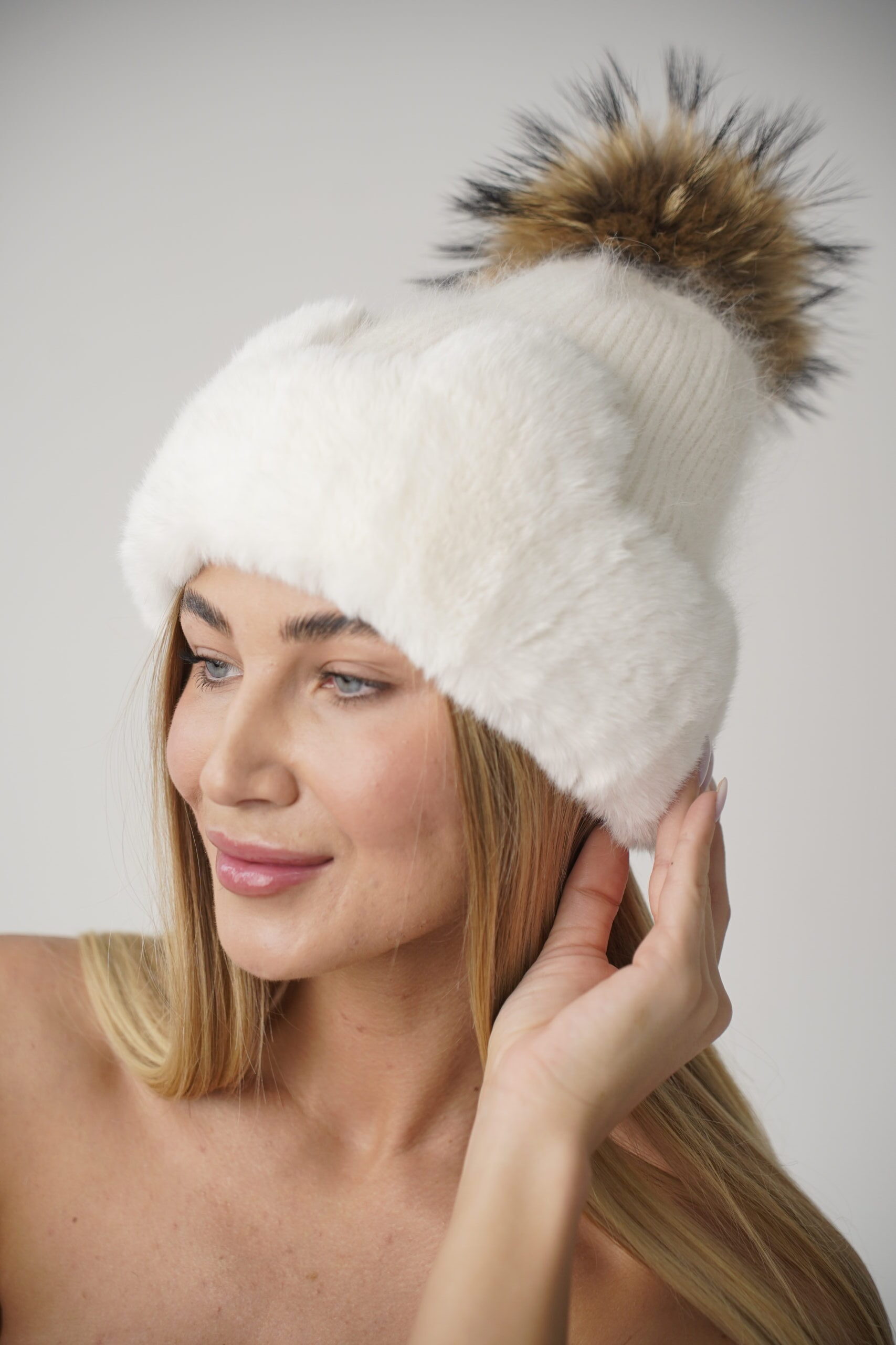 Angora és műszőrme női kötött sapka rókaszőrme pom-pomal