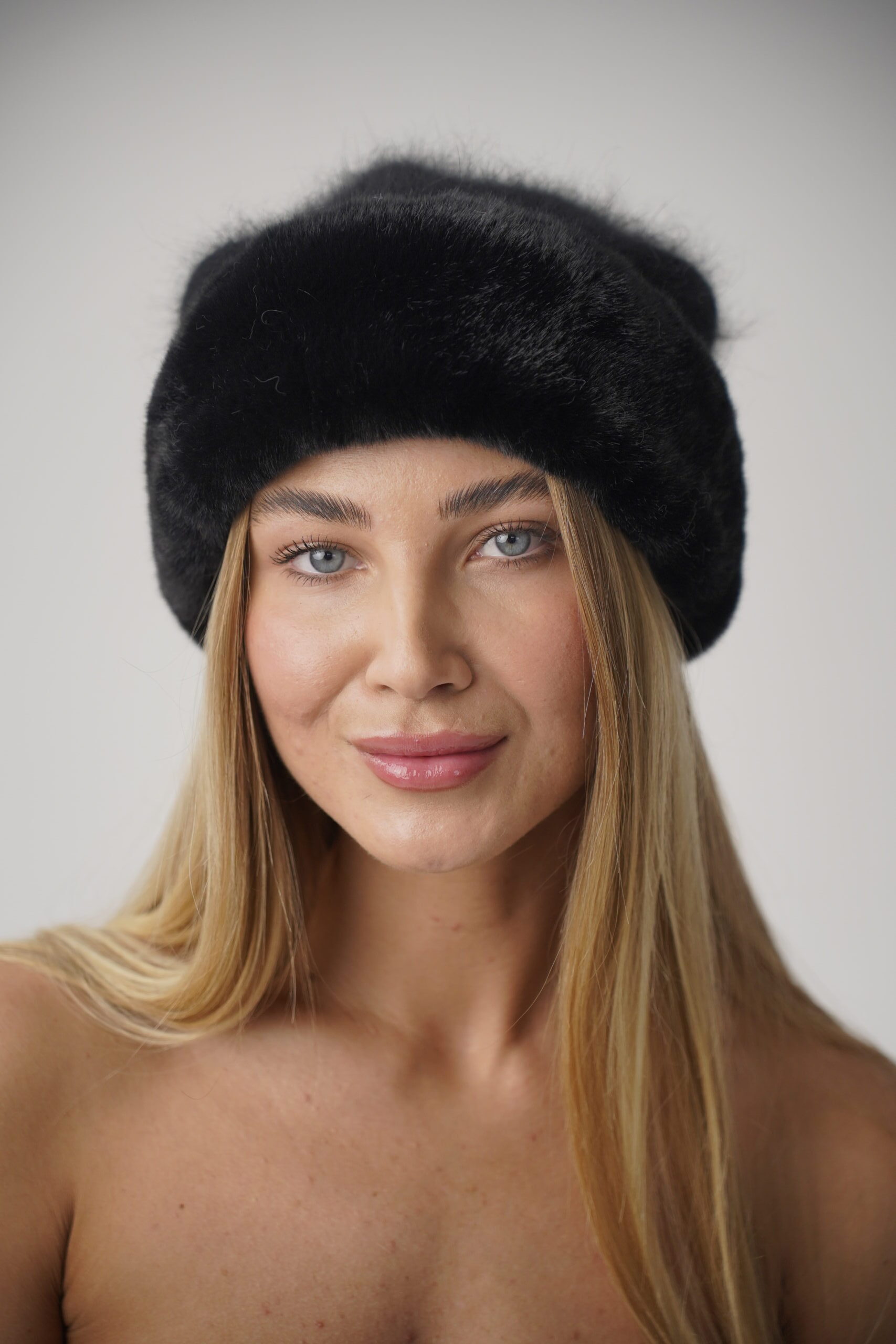 Angora és műszőrme női kötött sapka hátul dísszel