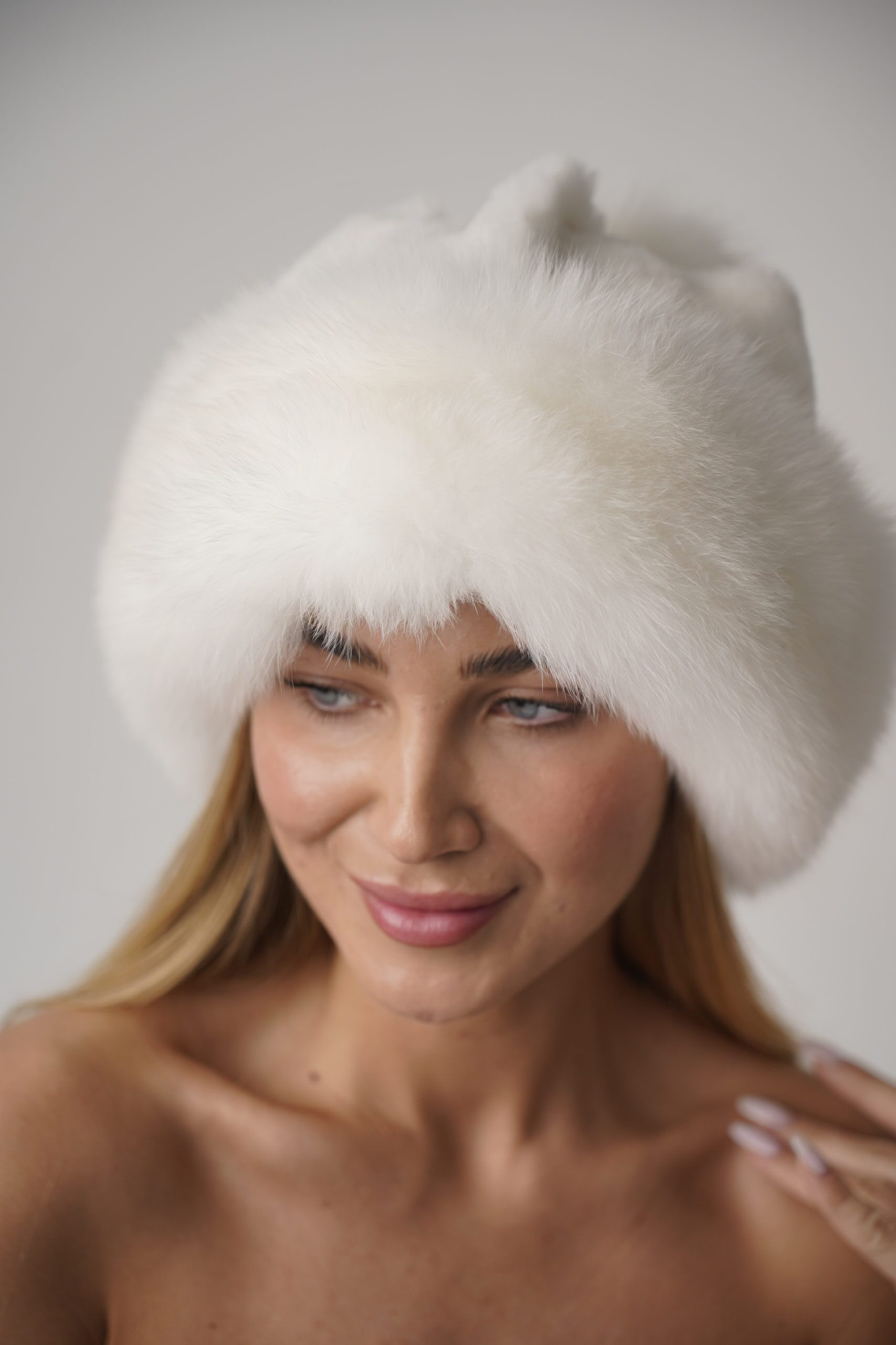 VIKA csincsilla-róka szőrme női sapka pom-pomal