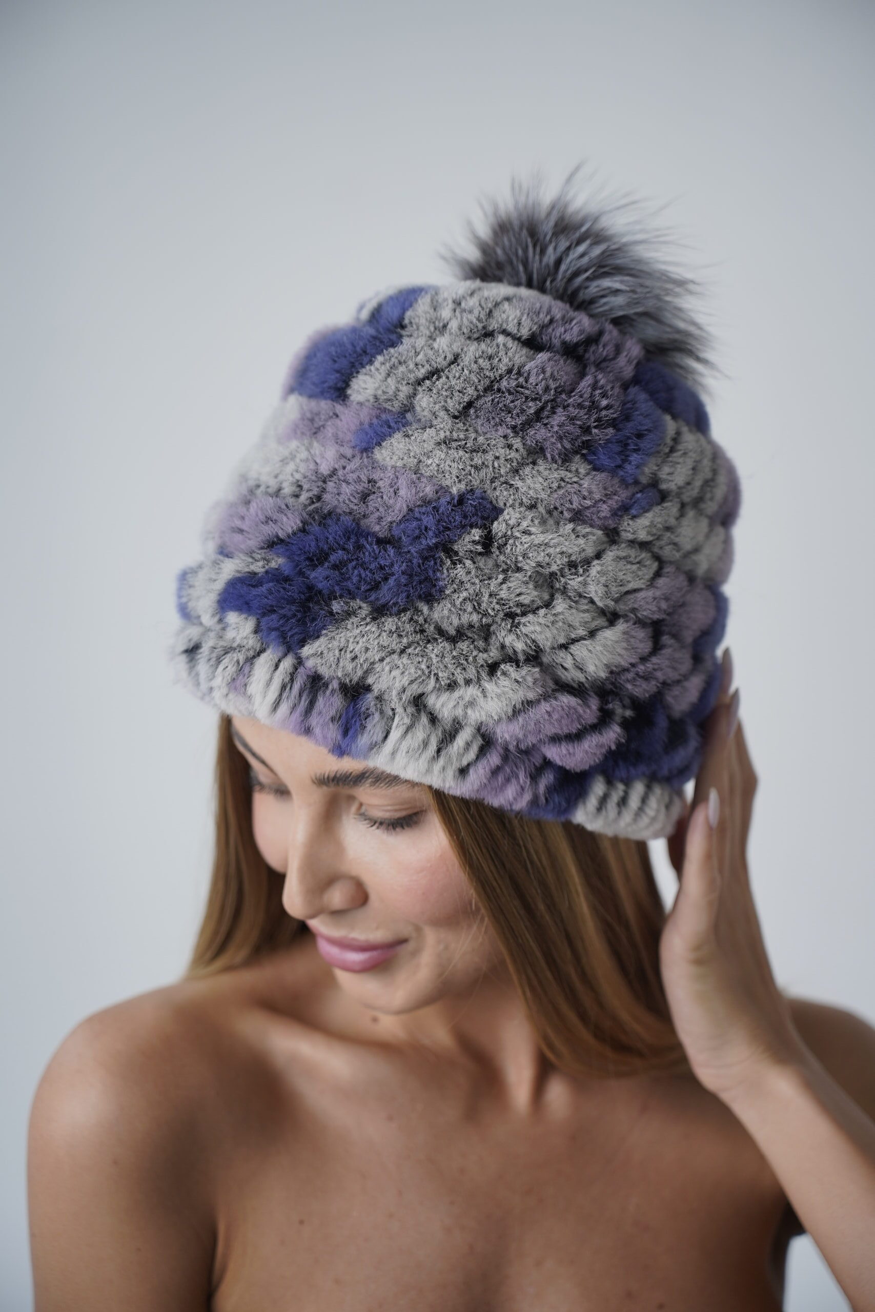 CSINCSILLA női szőrme sapka róka szőrme pompomal