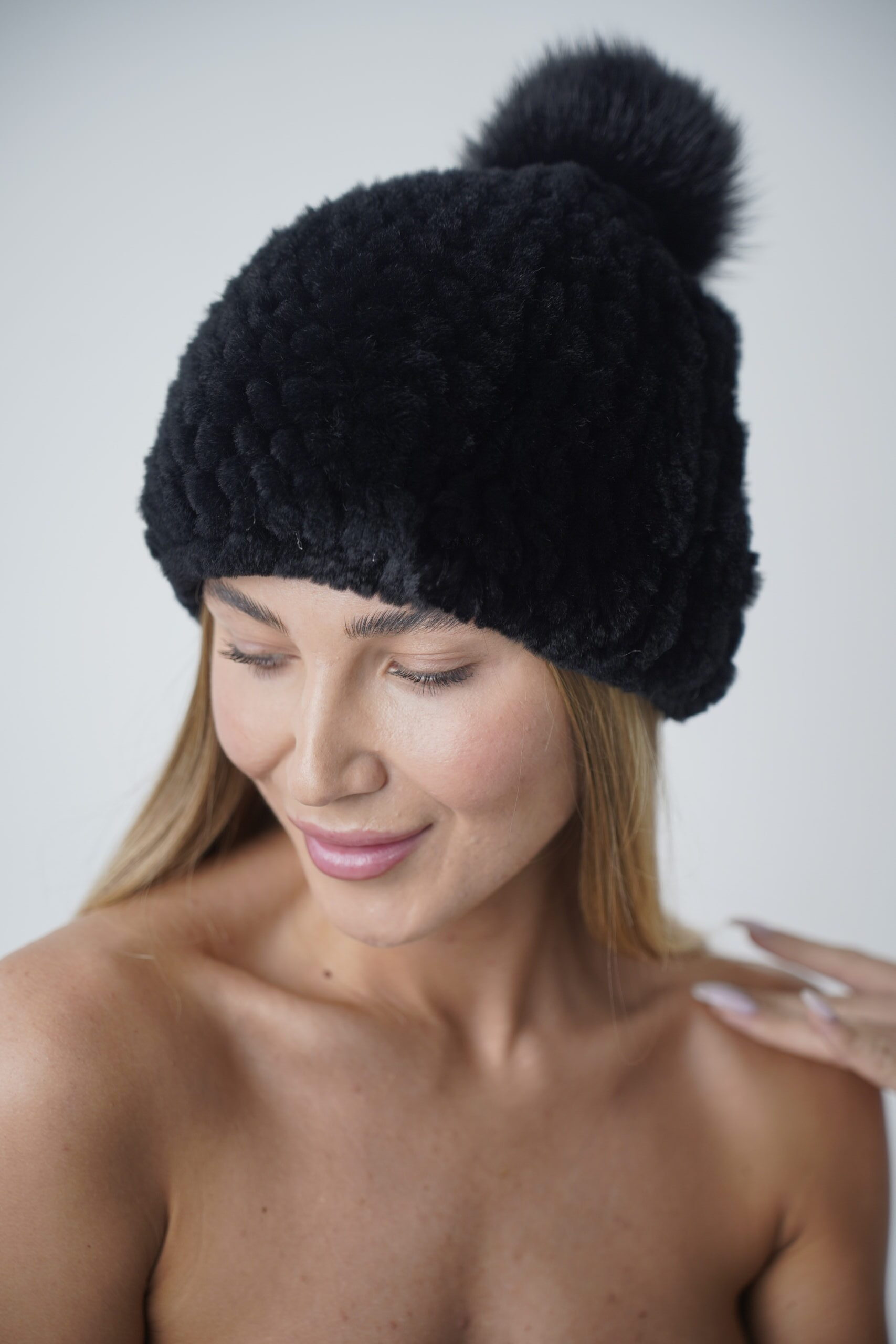 CSINCSILLA női szőrme sapka (streccs) róka szőrme pompomal