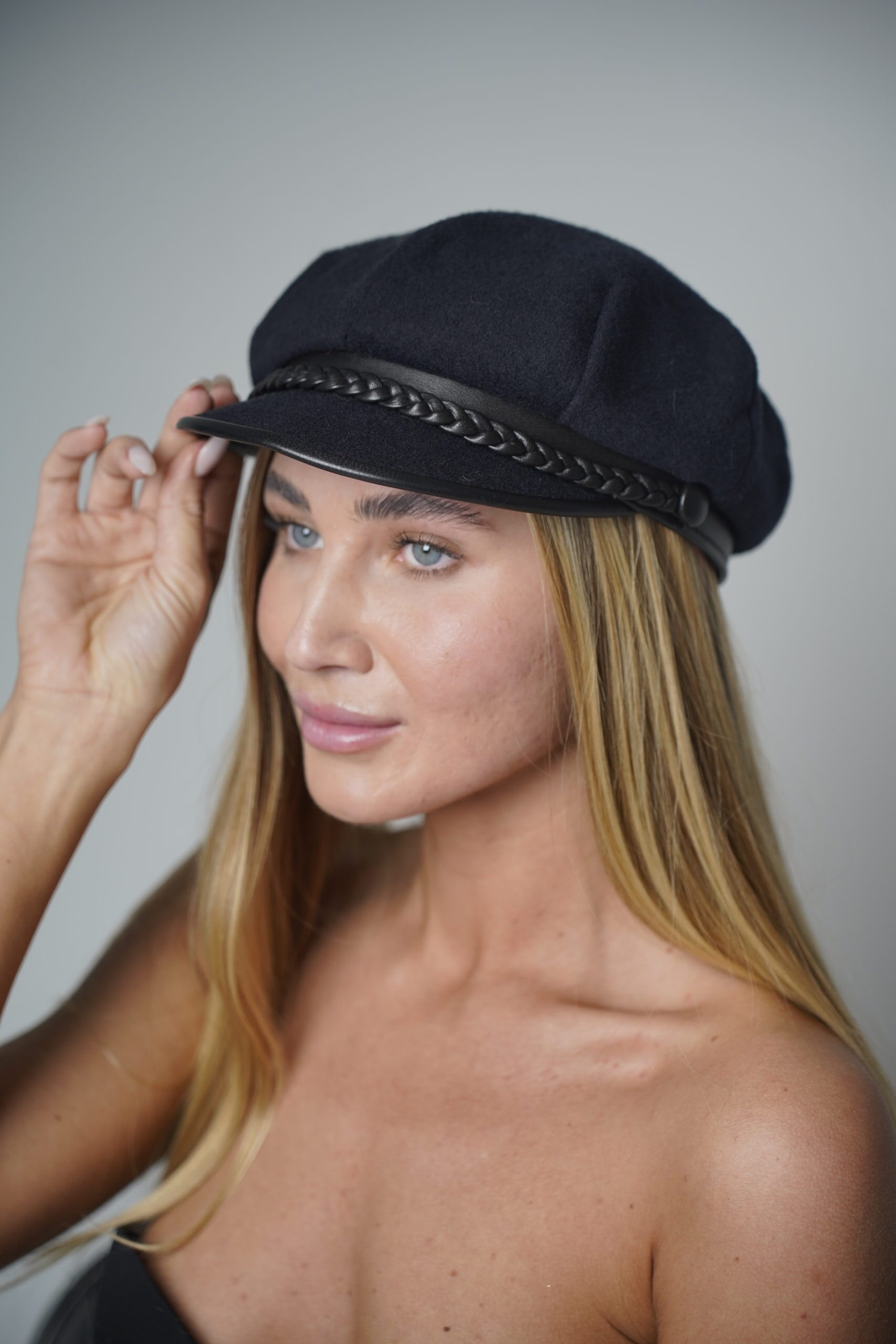 Női szövet-bőr kapitány sapka