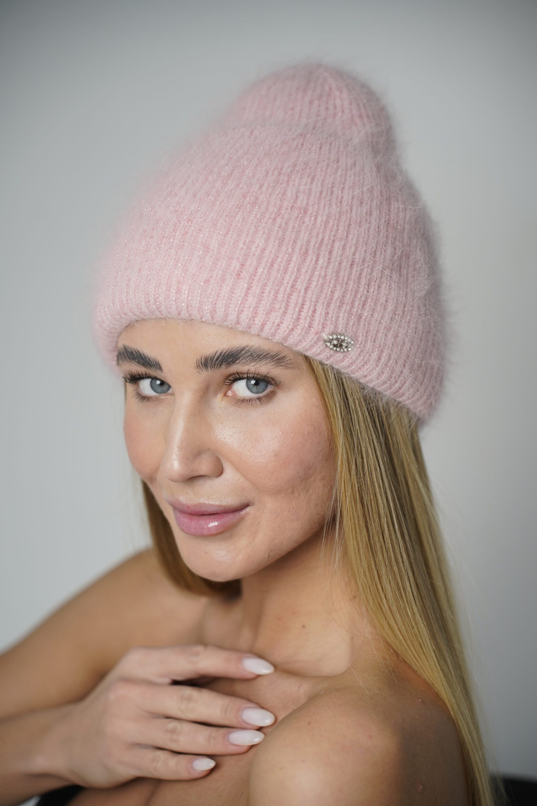 Angora női sapka dísszel